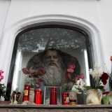 Superato l�attuale viale Papa Giovanni XIII, la strada per Carbonara conduceva in contrada Padreterno, il cui nome � ancora oggi ricordato da una particolare edicola votiva situata al n.272 della via (che in questo tratto prende il nome di corso Alcide De Gasperi)